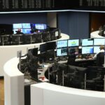 Dax-Chart mit steigender Linie und Handelsaktivität an der Frankfurter Börse.