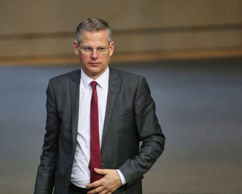 Christoph de Vries verurteilt Brandanschläge, fordert mehr Maßnahmen gegen Linksextremismus und dankt der Polizei.