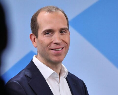 Dennis Thering, erneut gewählter CDU-Vorsitzender, spricht auf Parteitag in Hamburg.