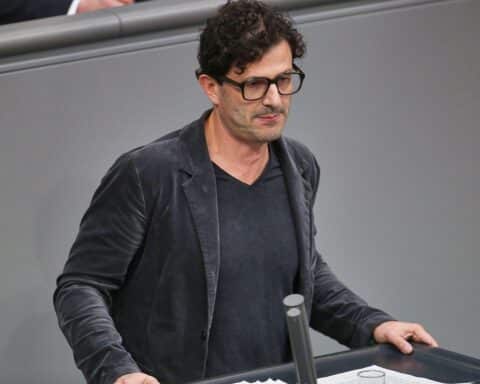 Luigi Pantisano kritisiert antisemitische Äußerungen der Linksjugend im Kontext des Gaza-Kriegs.