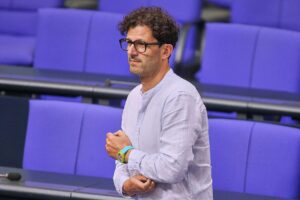 Luigi Pantisano attackiert Friedrich Merz, betont faschistische Tendenzen der CDU.