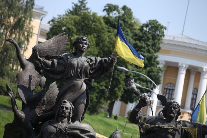 Ukrainische Flagge weht in Kiew, symbolisiert Widerstand und Entschlossenheit trotz russischer Angriffe.