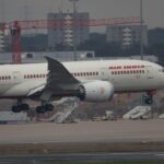 Indischer Reisender im Flughafen, symbolisiert erleichterten Transit ohne Visum zwischen Deutschland und Indien.