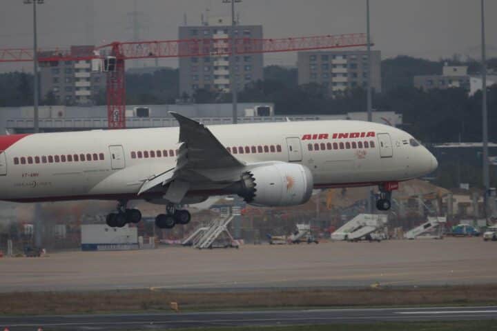 Indischer Reisender im Flughafen, symbolisiert erleichterten Transit ohne Visum zwischen Deutschland und Indien.