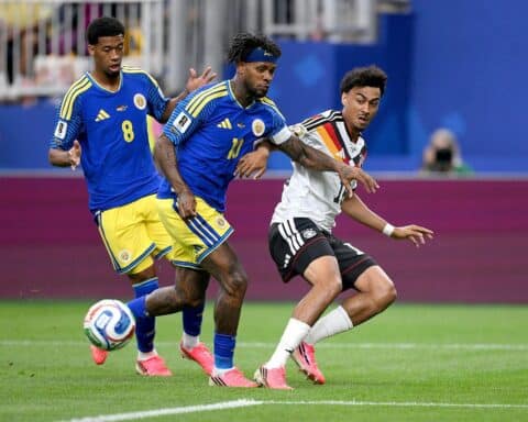 Deutschland feiert 7:1-Sieg gegen Curacao, Spieler jubeln und feuern ihre Mannschaft an.