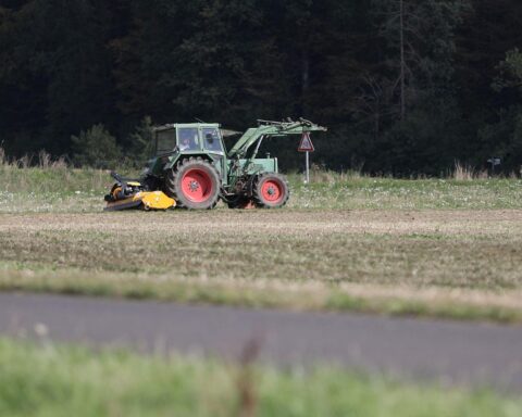 Bauer auf Traktor, symbolisierend die agrarische Zusammenarbeit zwischen Deutschland und Japan.