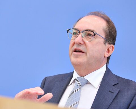 Bundesinnenminister Dobrindt eröffnet Zentrum gegen hybride Bedrohungen, vereint Sicherheitskräfte zur Abwehr.