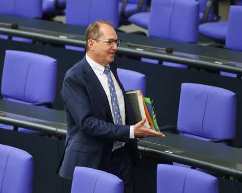 Alexander Dobrindt präsentiert den neuen europäischen Asyl-Pakt zur Bekämpfung illegaler Migration.