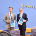 Bundesinnenminister Dobrindt präsentiert rückläufige Zahlen zur politisch motivierten Kriminalität in Berlin.
