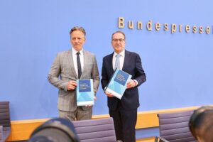 Bundesinnenminister Dobrindt präsentiert rückläufige Zahlen zur politisch motivierten Kriminalität in Berlin.