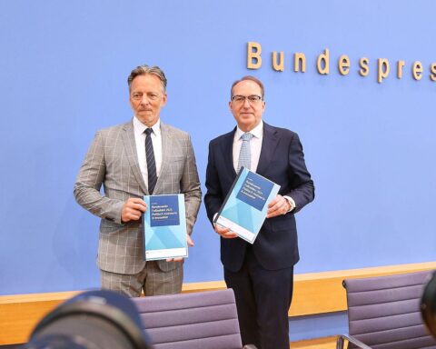 Bundesinnenminister Dobrindt präsentiert rückläufige Zahlen zur politisch motivierten Kriminalität in Berlin.