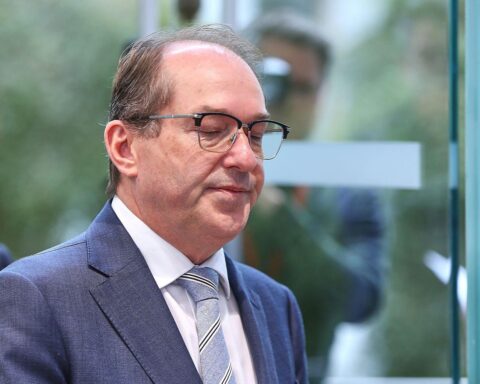 Alexander Dobrindt diskutiert Kürzungspläne für das Bürgergeld in Berlin.