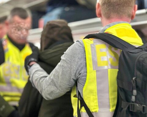 Abschiebung afghanischer Straftäter: Bundespolizei am Flughafen, Charterflugzeug, Diskussionen und Rückführungen.