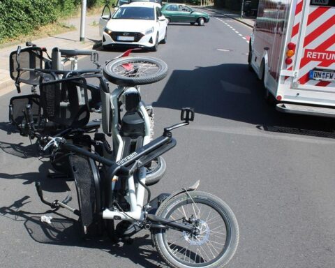 E-Parallel-Tandem mit drei verletzten Personen nach einem Unfall auf der Straße.