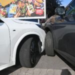 Unfall auf Parkplatz mit zwei Fahrzeugen, Polizei ermittelt, unterschiedliche Aussagen der Fahrer.
