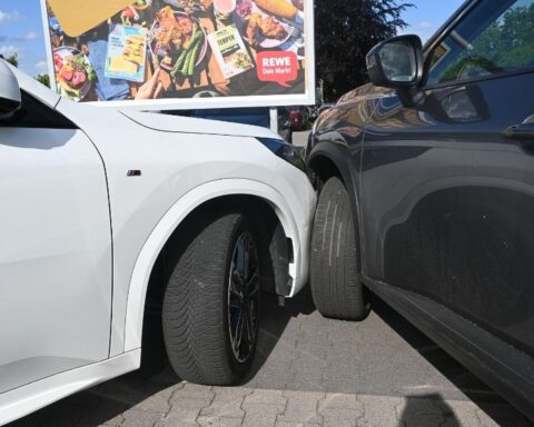 Unfall auf Parkplatz mit zwei Fahrzeugen, Polizei ermittelt, unterschiedliche Aussagen der Fahrer.