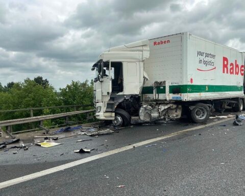 Zwei beschädigte LKW nach Auffahrunfall auf Autobahn, Polizei und Feuerwehr im Einsatz.