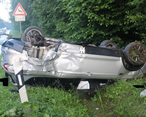 Zwei beschädigte Autos im Straßengraben nach einem Verkehrsunfall mit verletzten Personen.