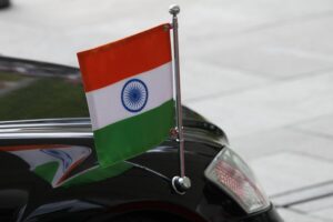 Indische Fahne im Vordergrund, Trauer um verstorbene Seeleute des Tankers im Golf von Oman.