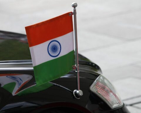 Indische Fahne im Vordergrund, Trauer um verstorbene Seeleute des Tankers im Golf von Oman.