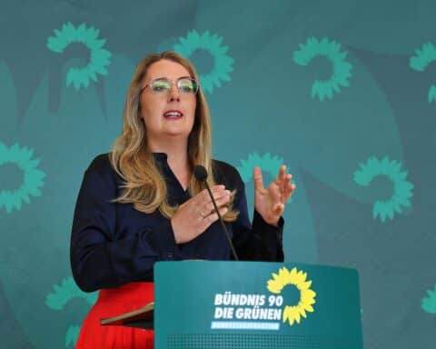 Katharina Dröge kritisiert unausgewogene Rentenkommission, betont Bedeutung von Fachkräften und Frauen.