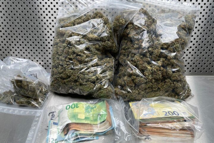 Festnahme eines Drogenhändlers mit Marihuana und Bargeld, Polizei im Einsatz.