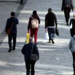 Durchschnittliche Körpergröße und Gewicht in Deutschland: Menschen in einer Fußgängerzone, Statistik.