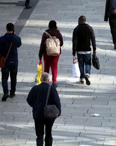 Durchschnittliche Körpergröße und Gewicht in Deutschland: Menschen in einer Fußgängerzone, Statistik.
