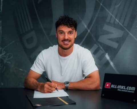 Simon Straudi bei Vertragsunterschrift mit Dynamo Dresden, lächelnd in Vereinskleidung und Rückennummer 44.