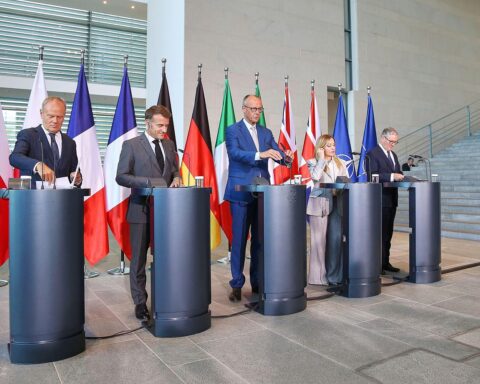 E5-Staats- und Regierungschefs in Berlin, symbolisieren Einheit und verstärkte Verteidigungsanstrengungen.
