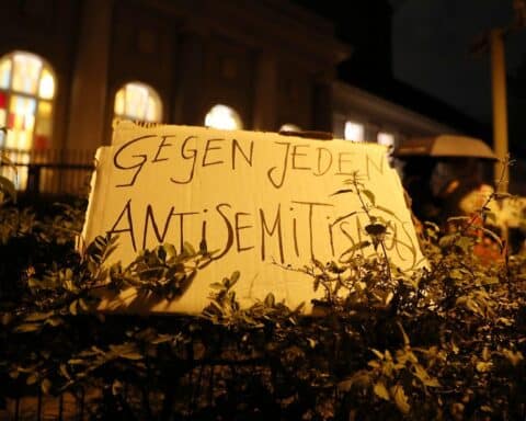 Mahnwache vor einer Synagoge, Symbol für Solidarität gegen Antisemitismus in Deutschland.