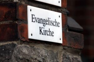 Kühle Kirche als Zufluchtsort für Menschen während der Hitzewelle. Schutz, Gemeinschaft, Nächstenliebe.