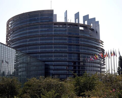 EU-Parlament mit Abgeordneten, die Überprüfung der ESN-Partei und möglicher Vertragsverletzungen fordern.