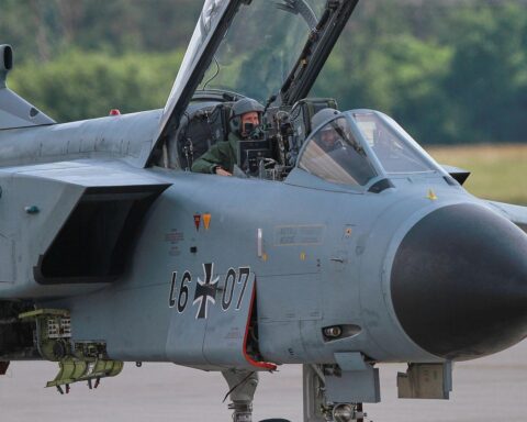 Tornado-Kampfjet über einem europäischen Hintergrund, symbolisiert Verteidigung und gemeinsame Rüstungsprojekte.