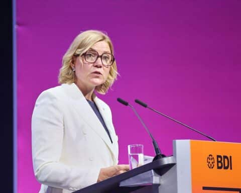 Henna Virkkunen kritisiert US-Exportbeschränkungen für KI und betont europäische digitale Souveränität.