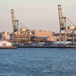 Zollabkommen zwischen EU und USA: Industrieanlagen symbolisieren Handel und wirtschaftliche Zusammenarbeit.