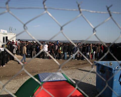 Flüchtlingslager mit Menschen, Zeichen der EU-Politik zur Migration und Rückführungen weltweit.