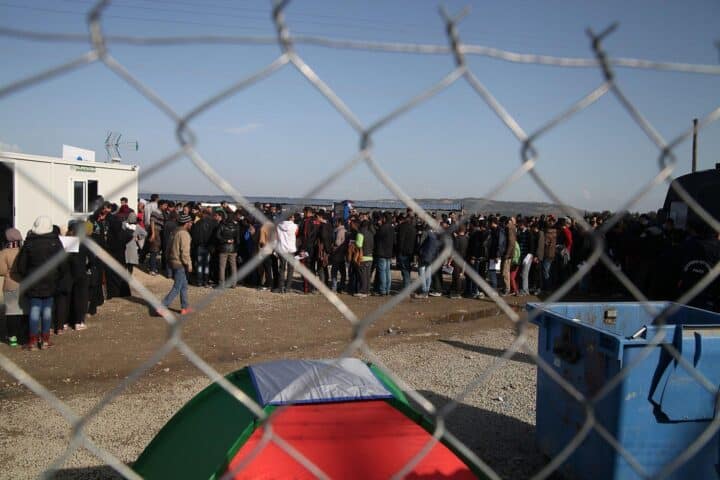 Flüchtlingslager mit Menschen, Zeichen der EU-Politik zur Migration und Rückführungen weltweit.