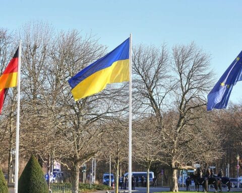 Fahnen von Deutschland, Ukraine und der EU symbolisieren den offiziellen Start der Beitrittsverhandlungen.
