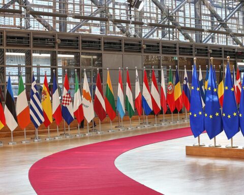 EU-Ratstagung mit Staats- und Regierungschefs diskutiert Zukunft des EU-Haushalts und finanzielle Herausforderungen.