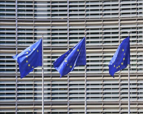EU-Fahnen symbolisieren Regulierung von Amazon und Microsoft unter dem Digital Markets Act.