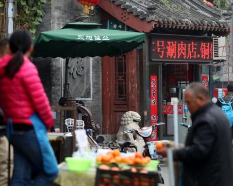Peking Markt, europäische Flagge, geschäftliche Aktivitäten, Zeichen für Handelswettbewerb, wirtschaftliche Herausforderungen.