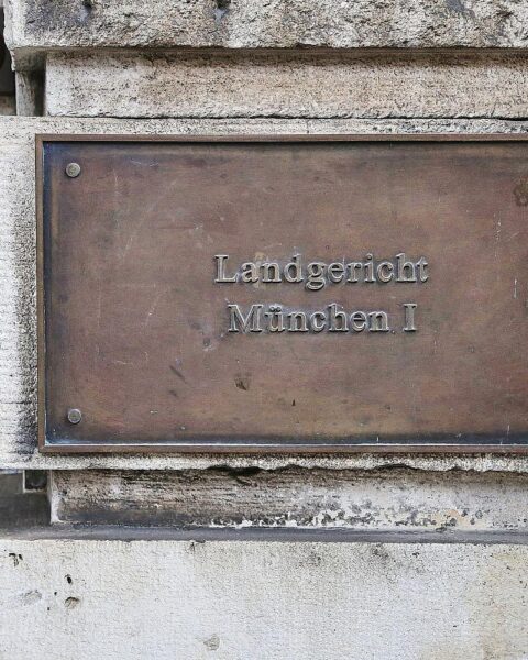 Anklage gegen ehemalige KVR-Mitarbeiterin wegen illegaler Aufenthaltstitel und Korruption in München.