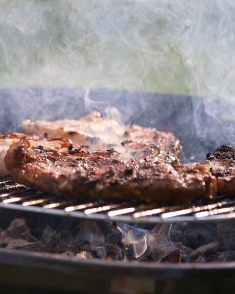 Steak auf Grill symbolisiert Deutschlands hohe Ausgaben für Fleisch und Nahrungsmittel im Jahr 2023.