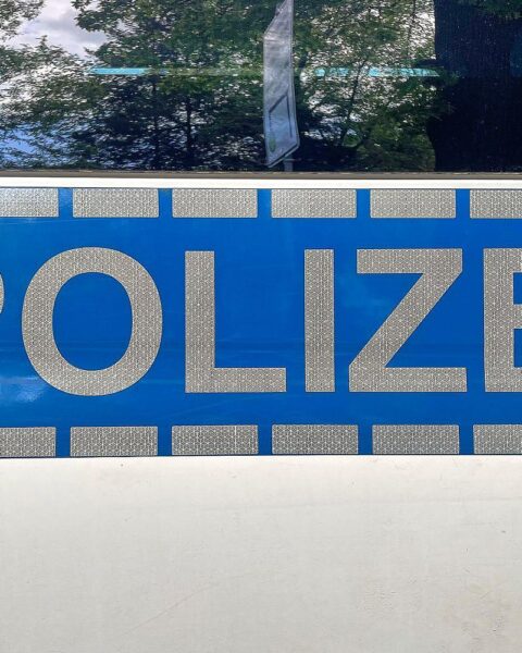 Polizei bei Einbruchsermittlungen und Brandbekämpfung, Verletzte bei Verkehrsunfällen im Landkreis Osterholz.