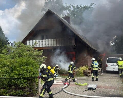 Freiwillige Feuerwehr bekämpft Wohngebäudebrand und rettet hilfsbedürftige Personen.