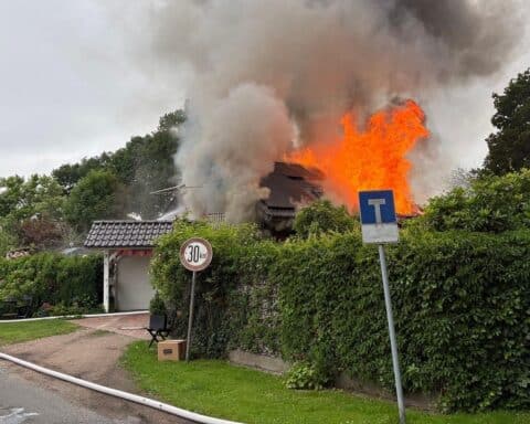 Ein brennendes Einfamilienhaus, Feuerwehreinsatz, Flammen, Rauch, dramatische Rettungsaktion, Totalschaden.