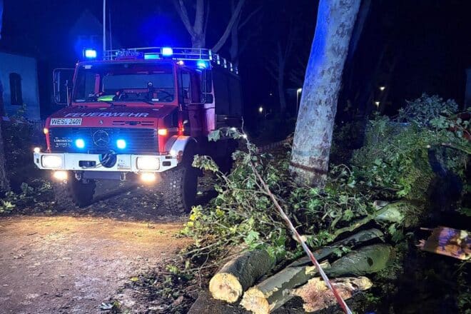Einsatzreiche Tage für die Feuerwehr Moers bei Hitze und Unwetter