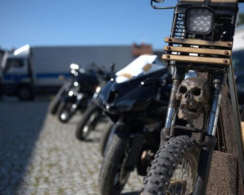 Motorräder vor einem Clubhaus, symbolisieren kriminelle Aktivitäten und Ermittlungen gegen Mitglieder.