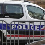 Französisches Polizeiauto vor Absturzort, eingesetzte Kräfte bei Flugzeugunfall mit elf Toten.